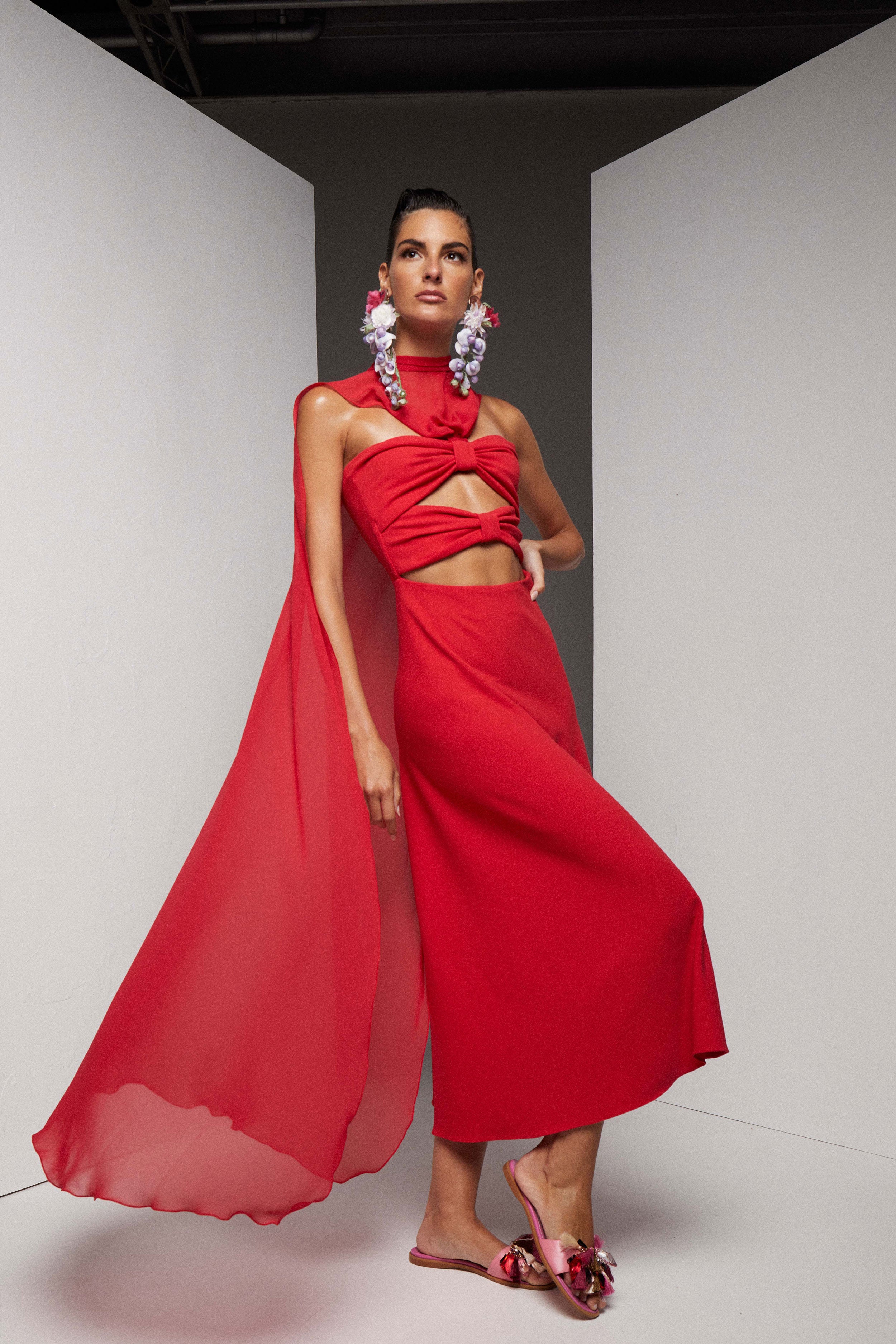 VESTIDO CUT OUT CAPA