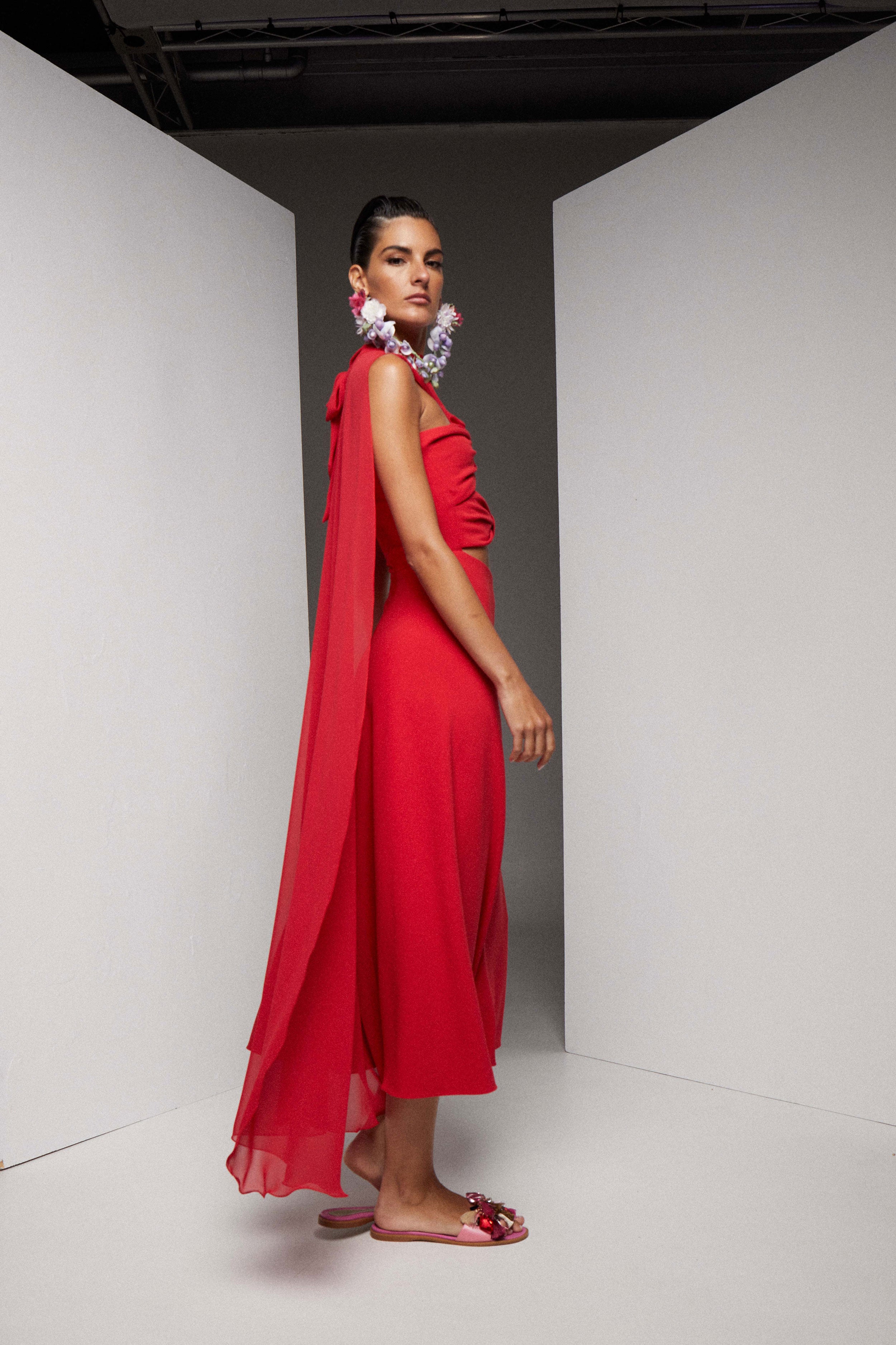 VESTIDO CUT OUT CAPA